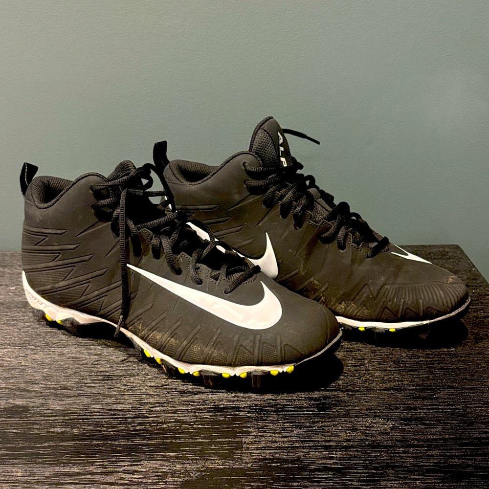 Nike Men's Black and White Athletic Shoes / Cleats